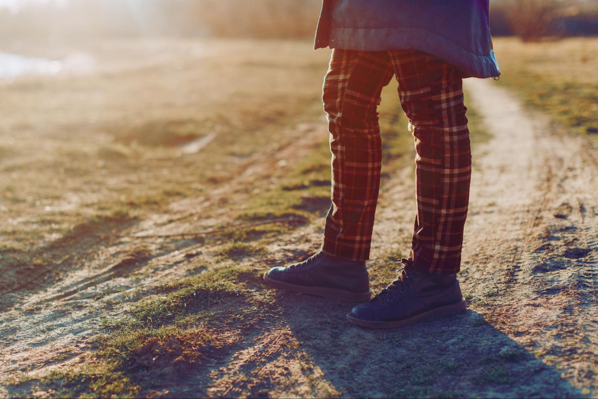 Cómo combinar un pantalón de cuadros rojo y negro: ideas y claves para tu outfit