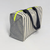 Mittelgroße Reisetasche mit grauen Streifen