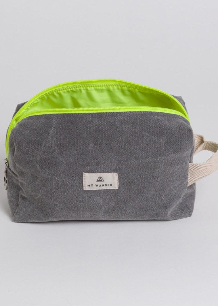 Ash Neceser Gris con cremallera amarilla fluor